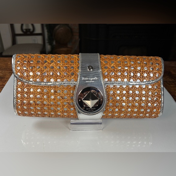 kate spade Handbags - Kate Spade Ava Silver Metallic & Raffia Woven Wristlet Clutch. NWOT. Turn Lock